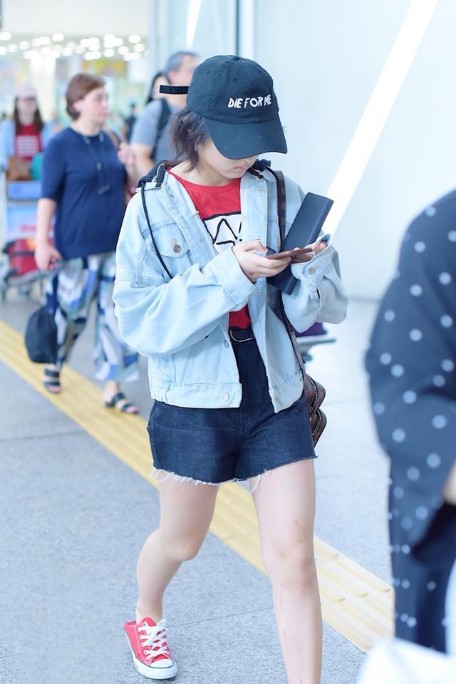 街拍:图1张子枫会玩,把帆布鞋当拖鞋穿!图2美女们尴尬了