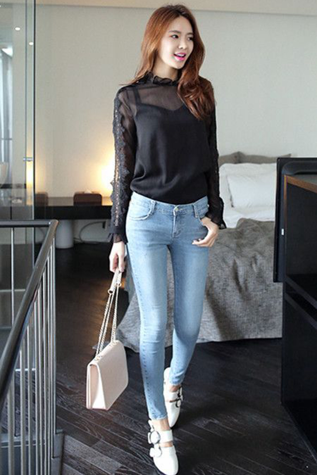 牛仔裤修身显瘦突显出美女的时髦洋气带来不一样的魅力和气质
