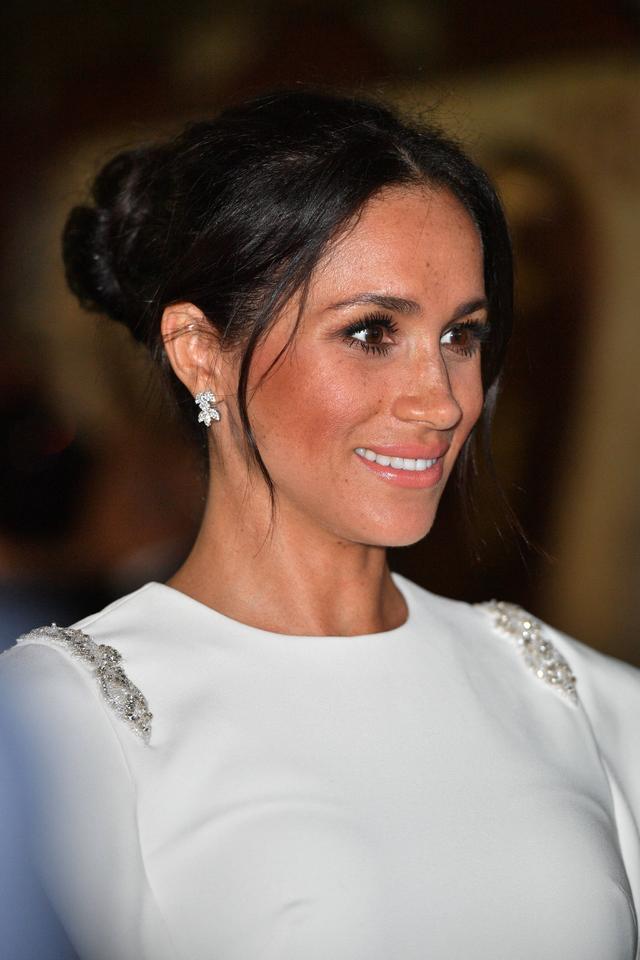 梅根王妃终于换款式,一袭拖地白裙美成初恋,换个发型再穿更惊艳