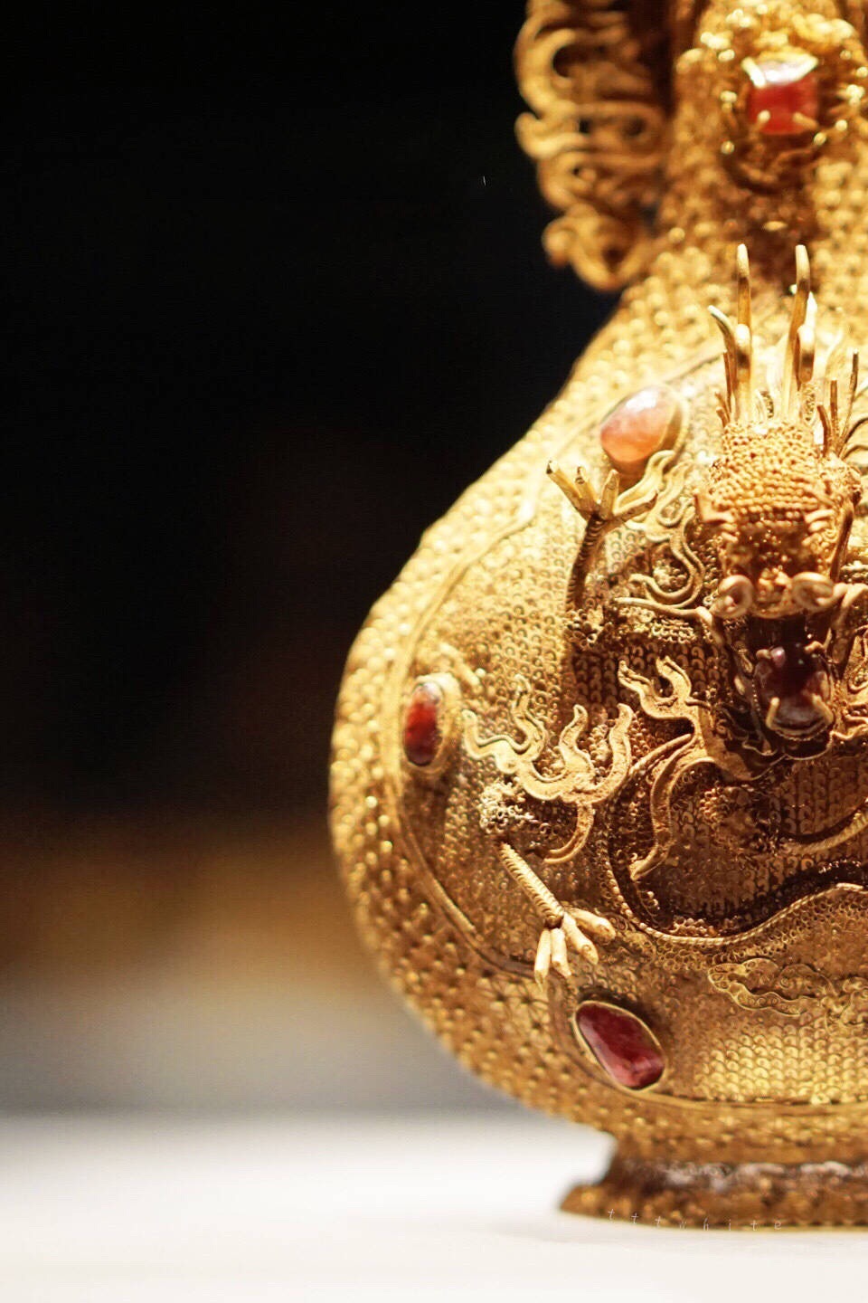 中国嵌宝器物宝玉在红楼梦出场时头上戴着束发嵌宝紫金冠