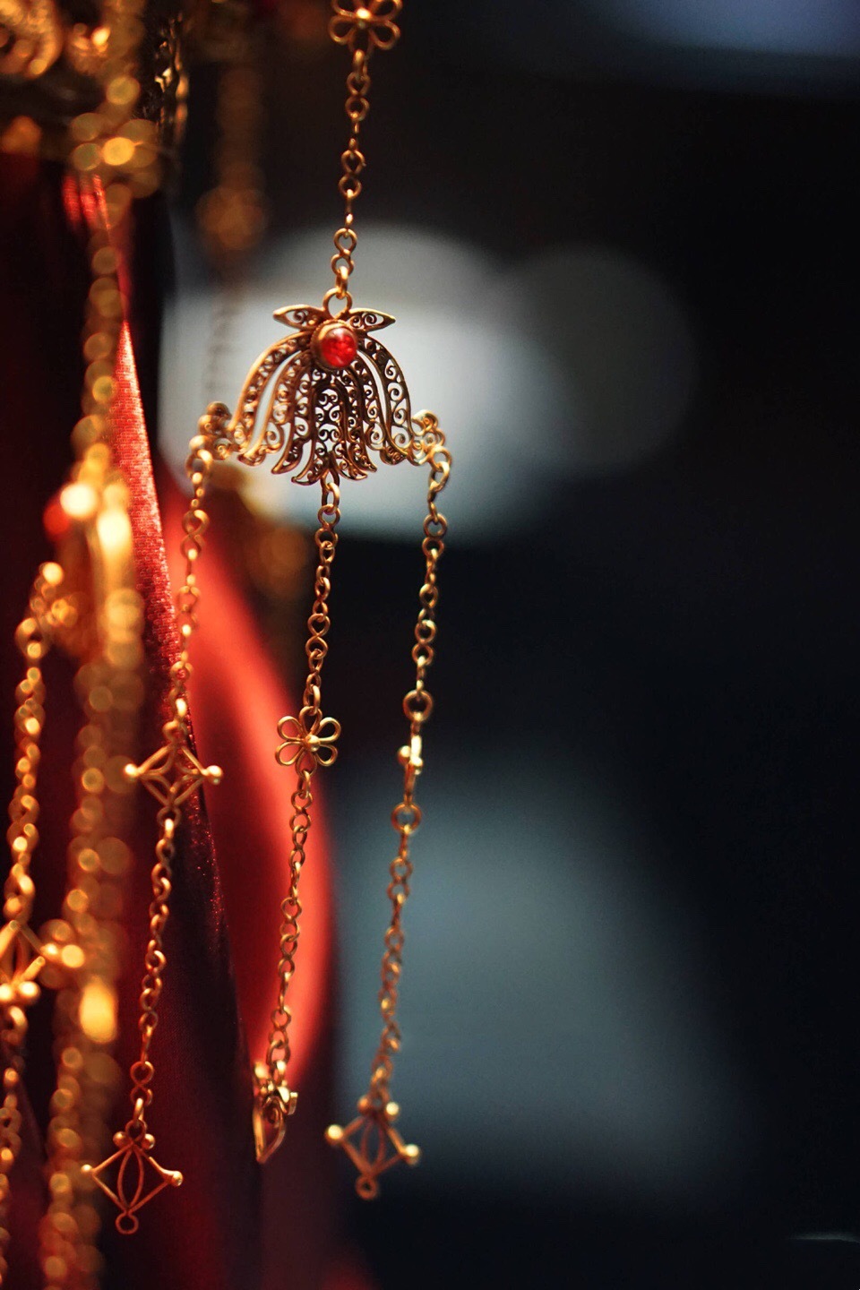 中国嵌宝器物宝玉在红楼梦出场时头上戴着束发嵌宝紫金冠