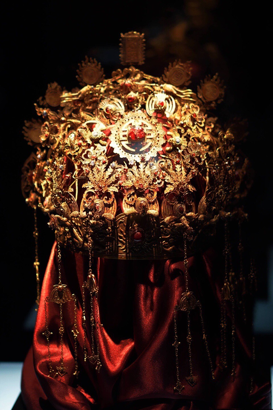 中国嵌宝器物宝玉在红楼梦出场时头上戴着束发嵌宝紫金冠