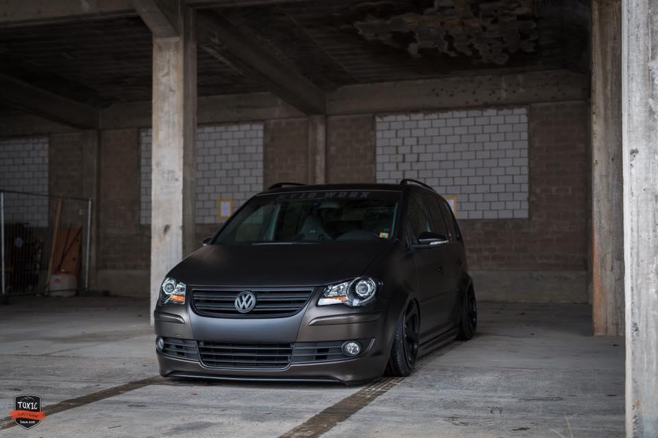 奶爸车也不甘平淡玩改装这辆大众途安趴下的姿态不比高尔夫差