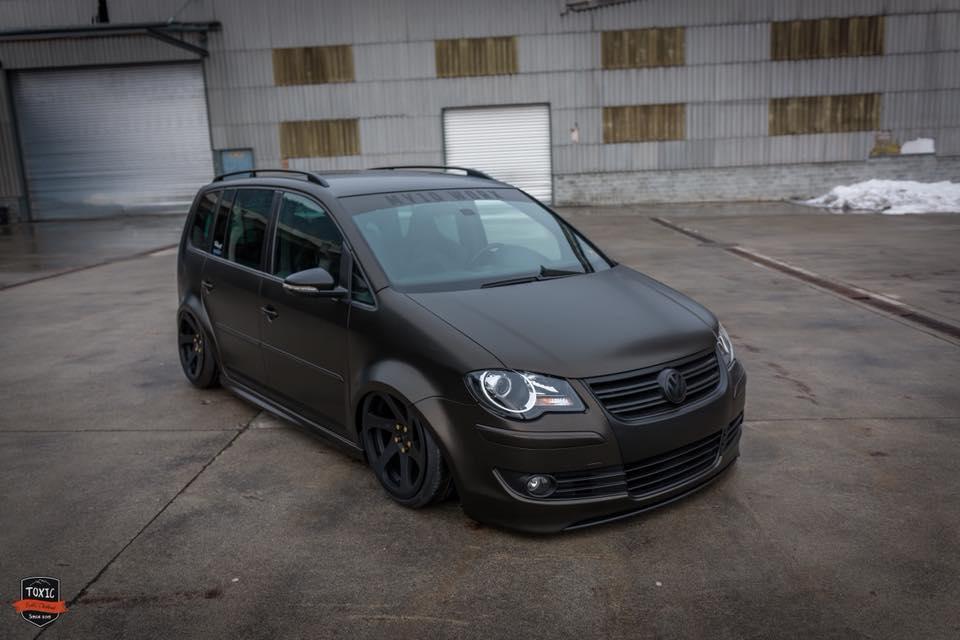 奶爸车也不甘平淡玩改装这辆大众途安趴下的姿态不比高尔夫差