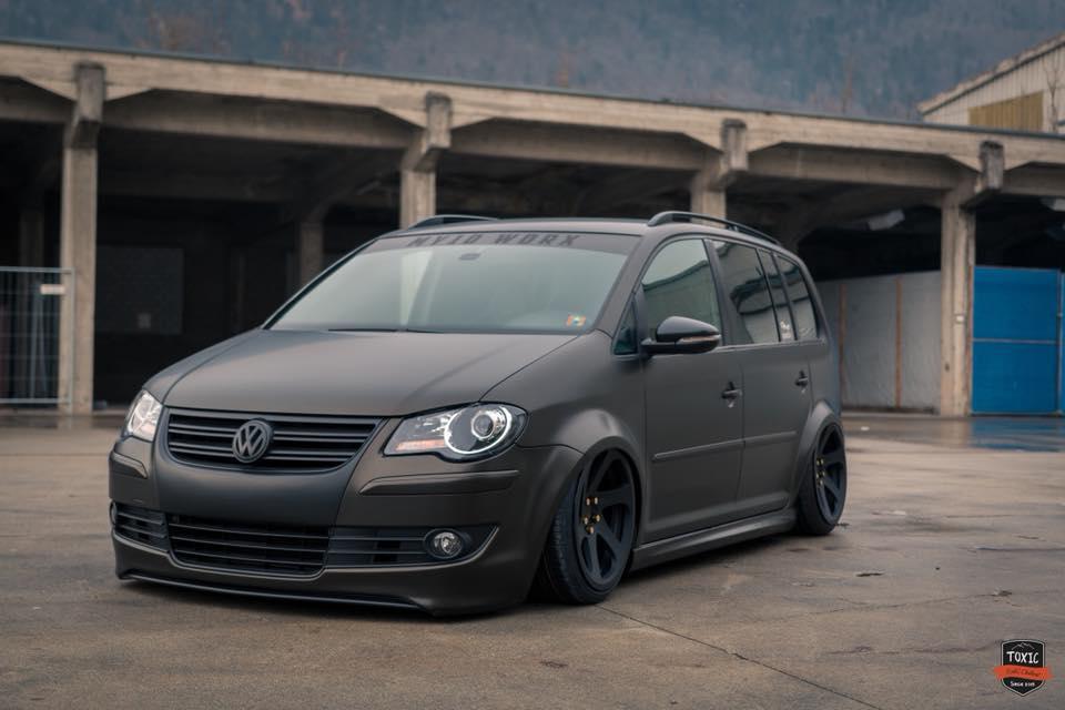 奶爸车也不甘平淡玩改装这辆大众途安趴下的姿态不比高尔夫差