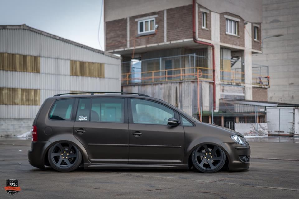 奶爸车也不甘平淡玩改装这辆大众途安趴下的姿态不比高尔夫差