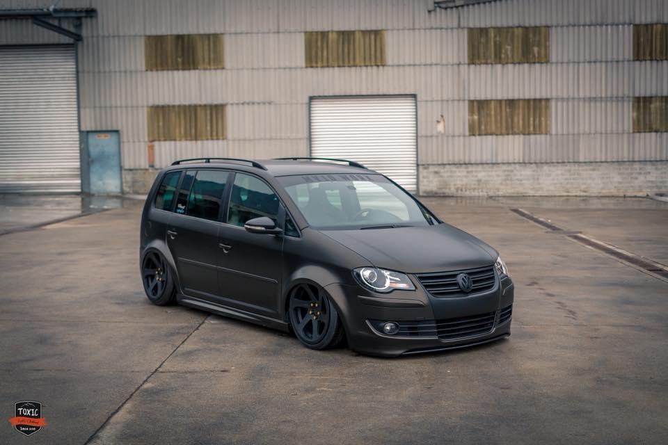 奶爸车也不甘平淡玩改装这辆大众途安趴下的姿态不比高尔夫差