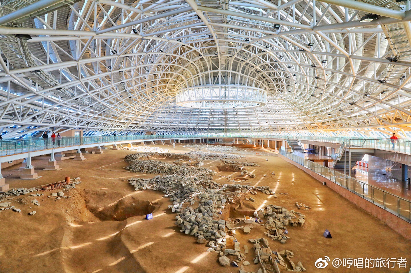 地点的祭坛,以确凿而丰富的考古资料证明,早在五千年前的红山文化晚期