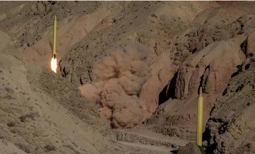 从山体下洞库发射弹道导弹