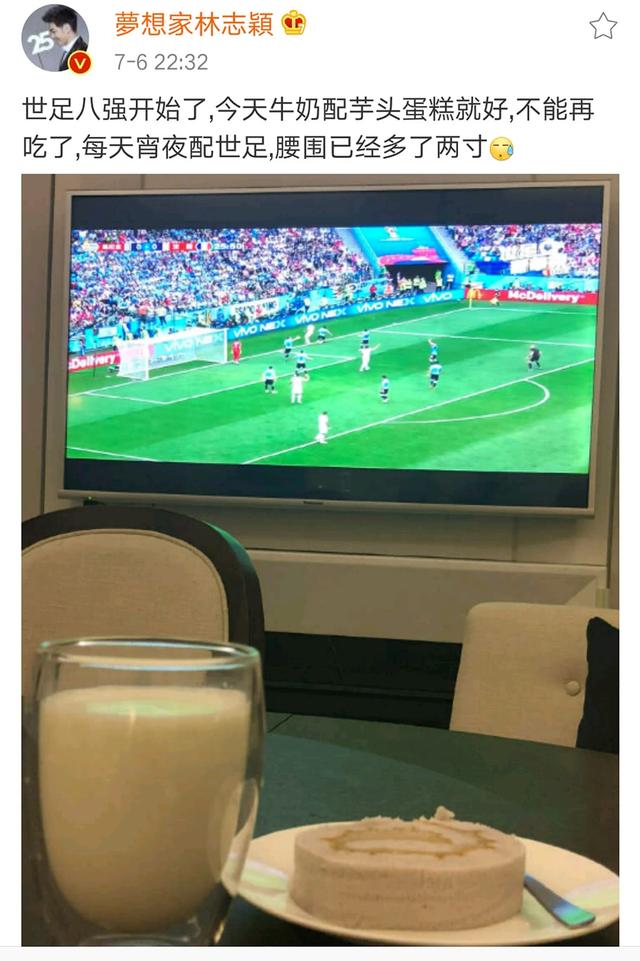 kimi与弟弟牵手看球赛,弟弟把c罗球衣穿成连衣裙,家里客厅超大