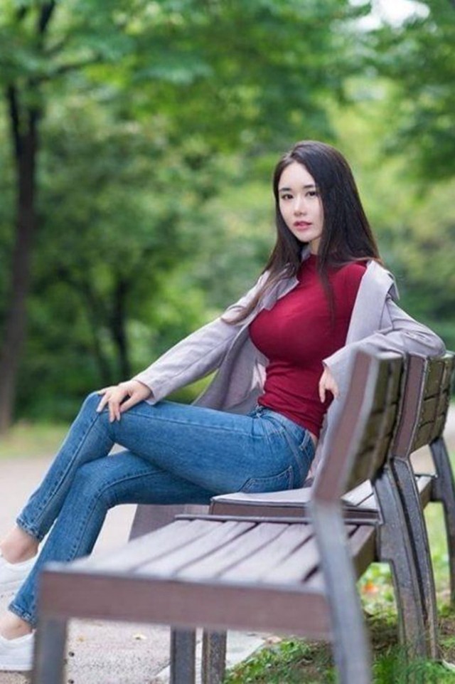 牛仔裤美女,坐在凳子上的一瞬间,勾勒出身材的曲线大方又成熟!