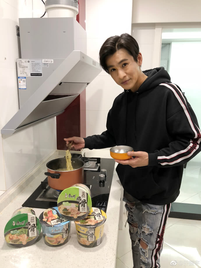 25岁嫁大9岁帅哥,三年生两胎,如今她被遗忘,而老公越来越红