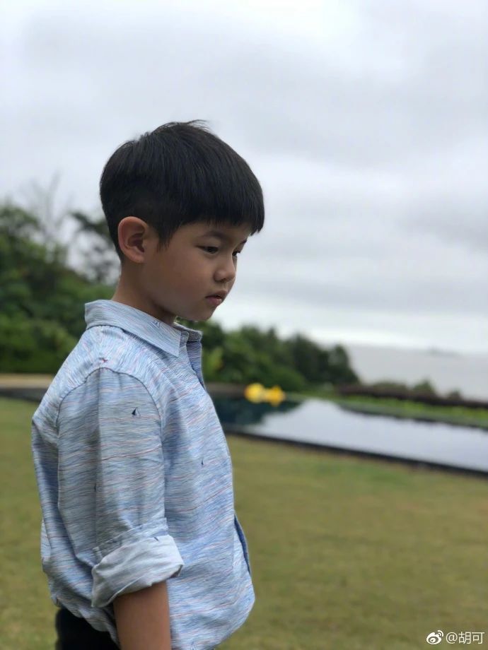 胡可晒儿子安吉近照!反扣帽子痞气十足,沙溢的表情亮了!