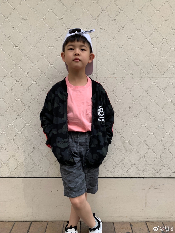 胡可晒儿子安吉近照!反扣帽子痞气十足,沙溢的表情亮了!
