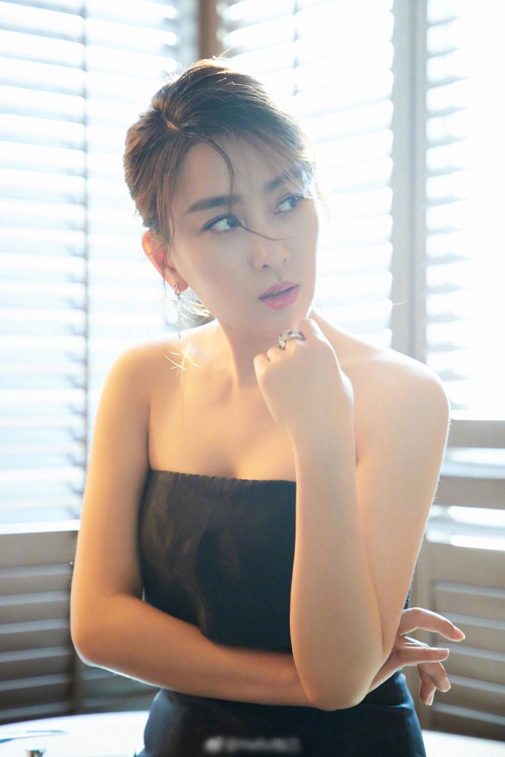 马苏素颜现身机场被偶遇,网友:衣品简直不如普通人