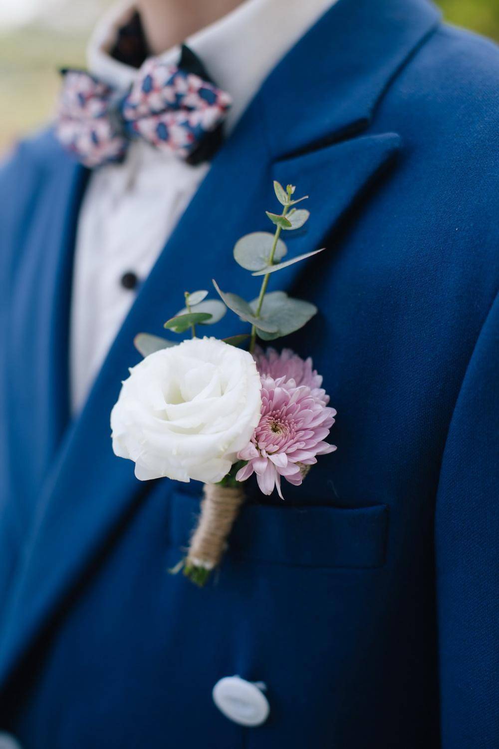新郎西装上的胸花,可以说是整套装扮的点睛之笔啦!