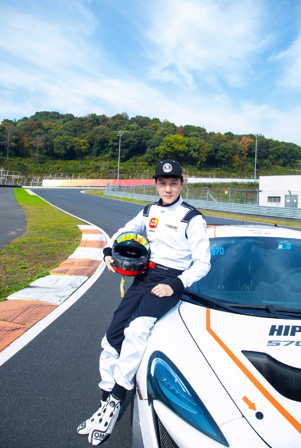 被冯绍峰惊艳到了两件衬衫叠着穿40岁依旧是少年