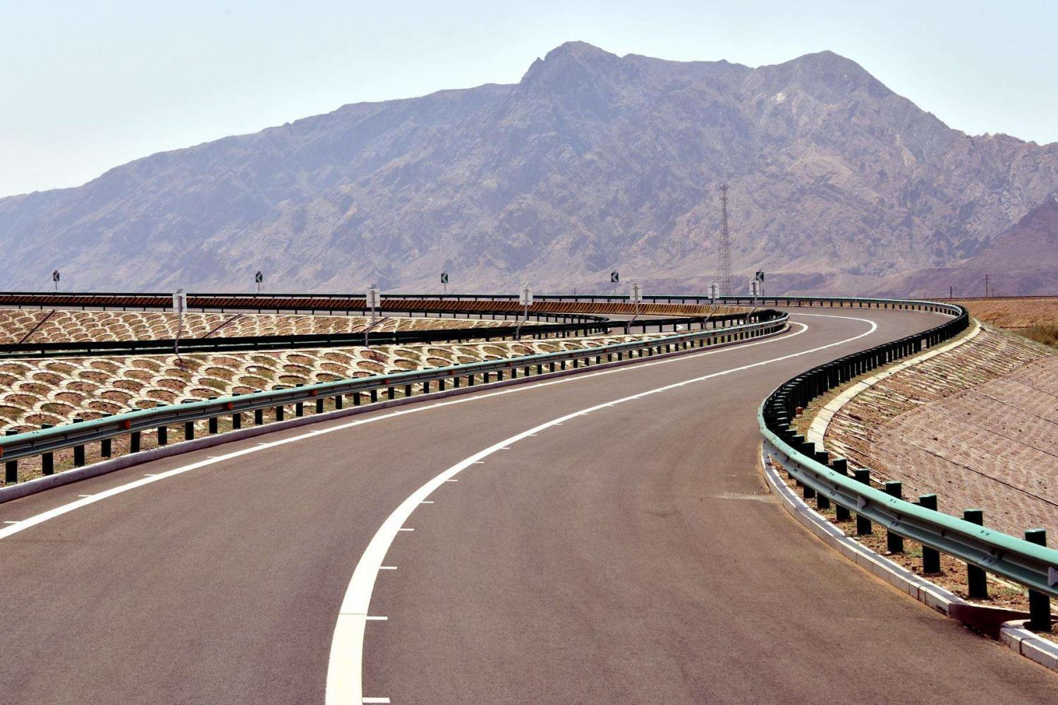 世界上最长的沙漠高速公路, 全长2540公里, 近500公里为无人区