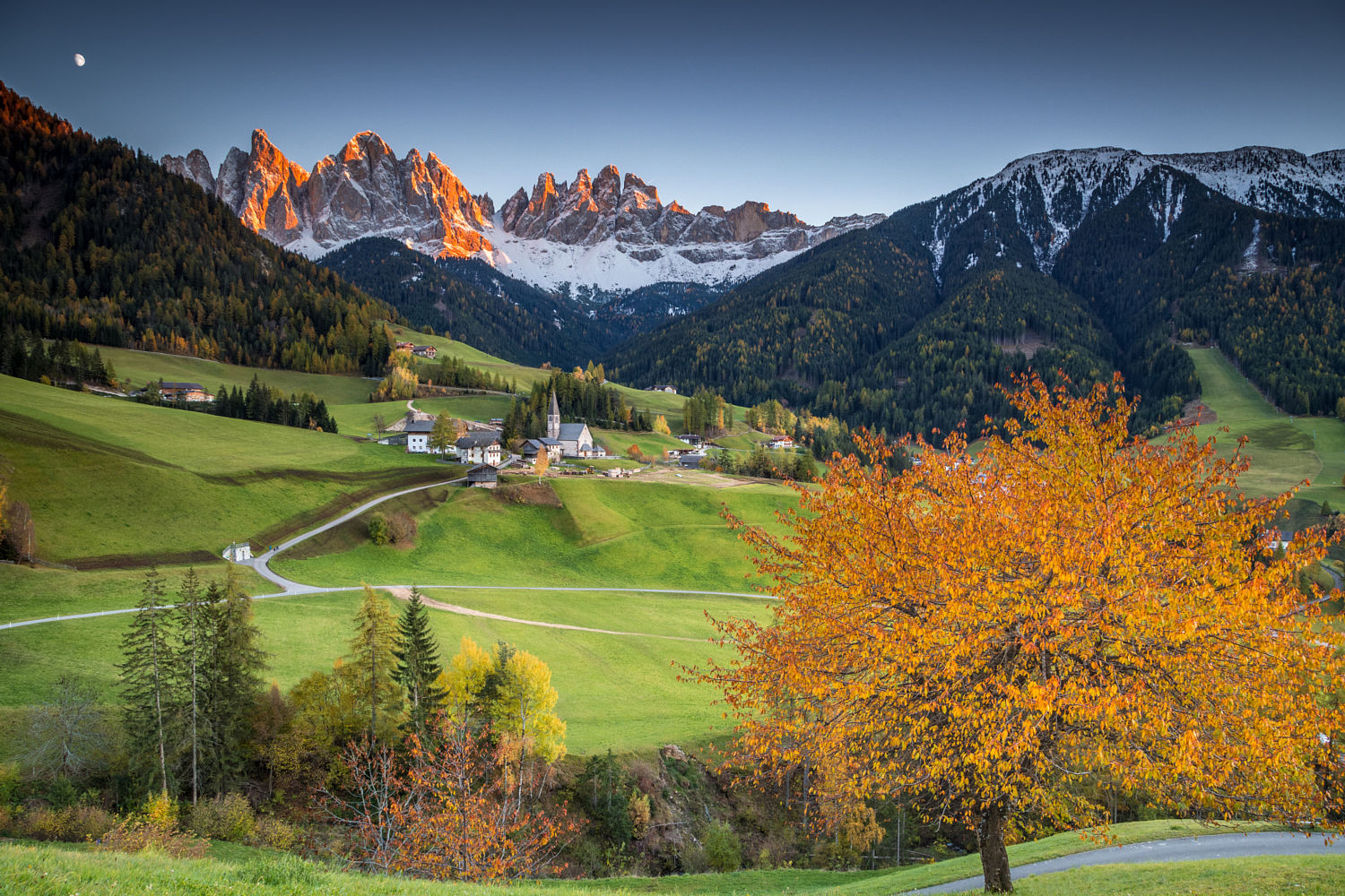 位于意大利道罗麦特山北部的valdifunes乡村有仙境之称