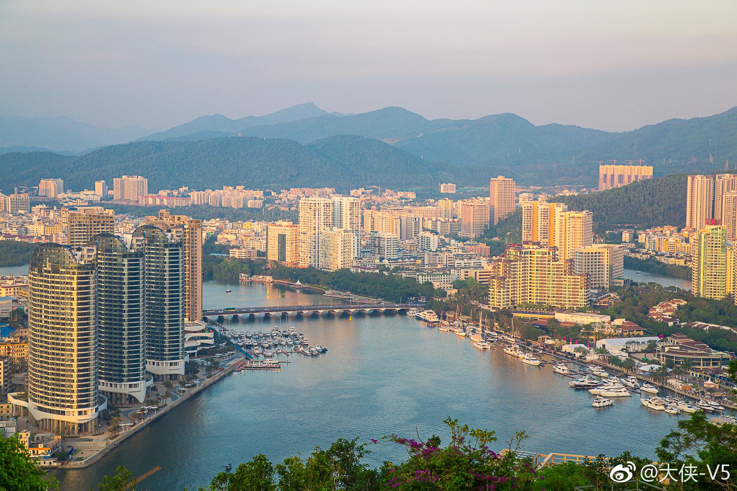 鹿回头是俯瞰三亚湾日落,三亚城市风光,三亚夜景最好的地方