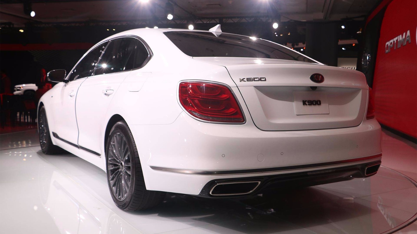 外观方面,起亚k9保留了家族虎啸式进气格栅,大灯与尾灯造型前后呼应