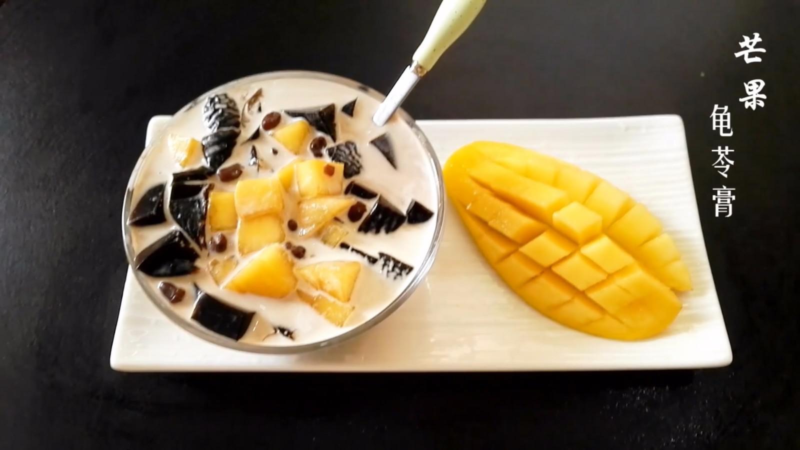 只需一台电磁炉,超简易的夏日解暑甜品,芒果龟苓膏好吃又降火!