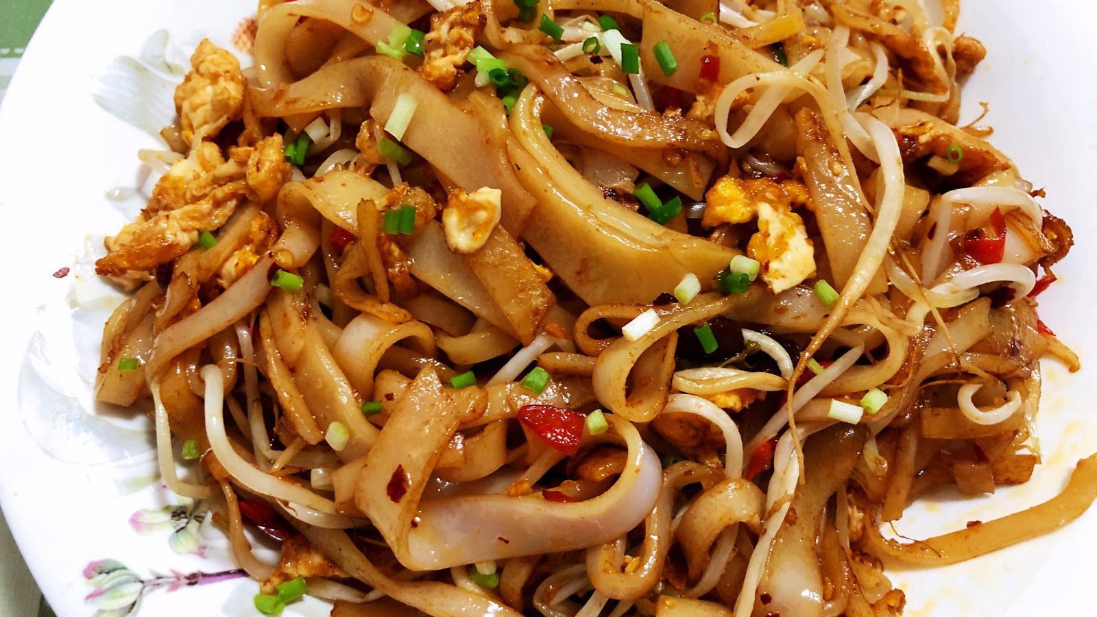 想吃炒河粉不用去外面买了,教你在家简单一做,早餐不愁了