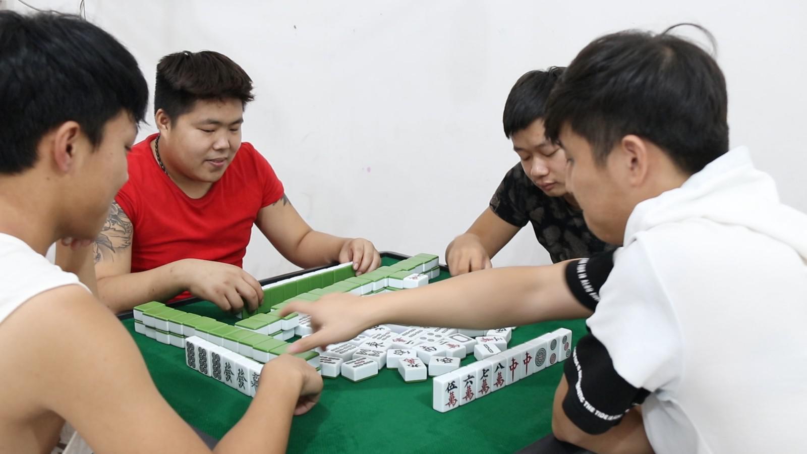 两男子打麻将玩暗语出老千,听不懂你就输了