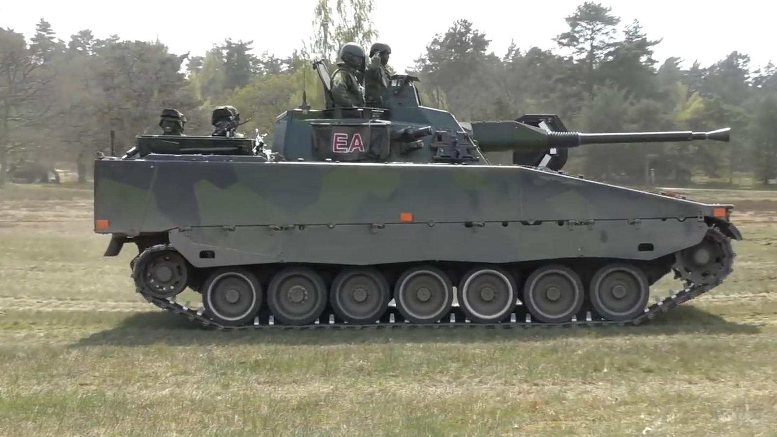 瑞典研制cv90履带式装甲战车族,80年代新型步兵中的佼佼者!