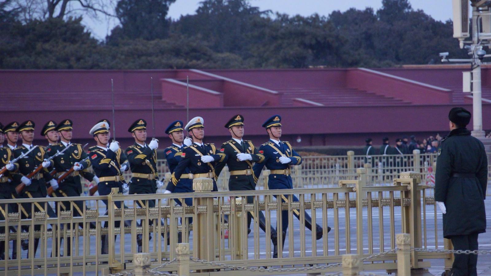 三军仪仗队迎面走来,士兵们步伐整齐,气势格外威武!