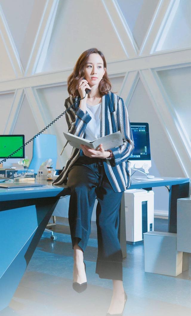 张钧甯在《温暖的弦》中穿衣抢眼,堪称职场女性的活教材啊!