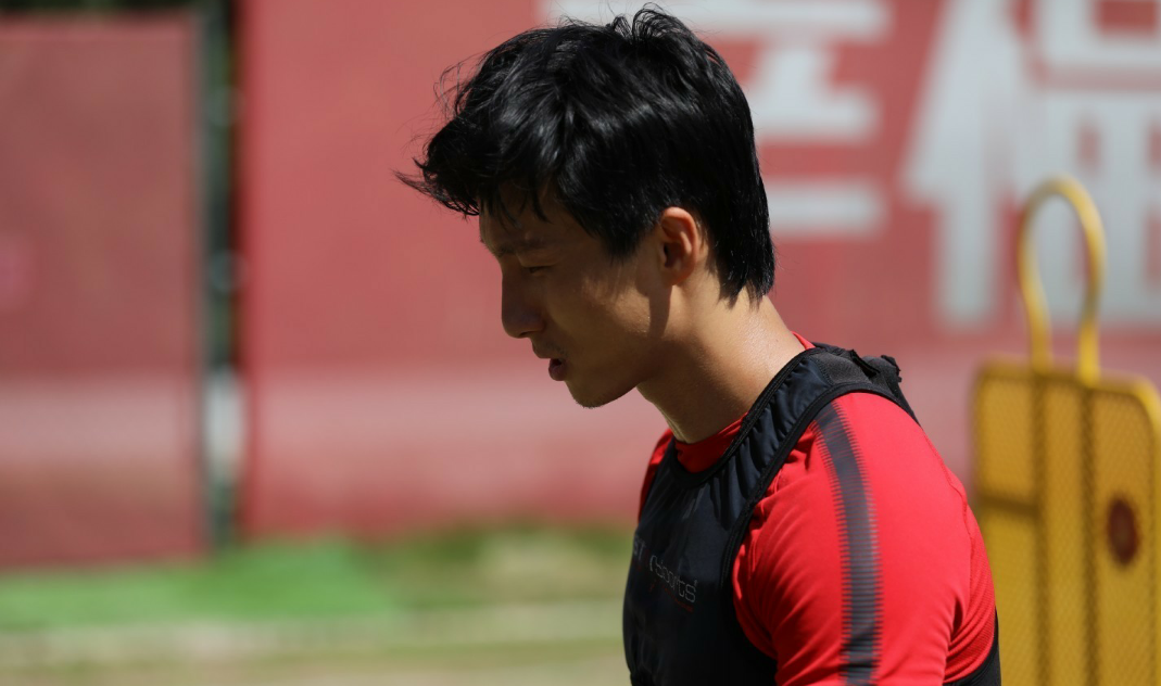 河北华夏幸福球员尹鸿博进行有球训练,期待尹鸿博早日回到足球场