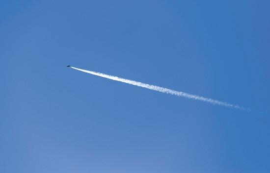 飞机经过后的烟雾是怎么回事? 飞的烟雾要分3种,到底说的哪一种