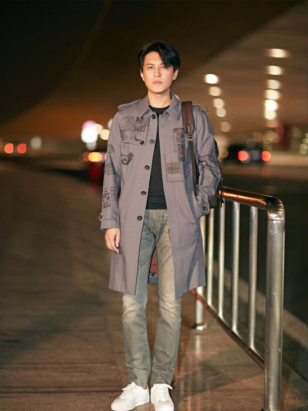 "老干部"靳东街拍,穿一身棕色西装,却学年轻人露脚踝!