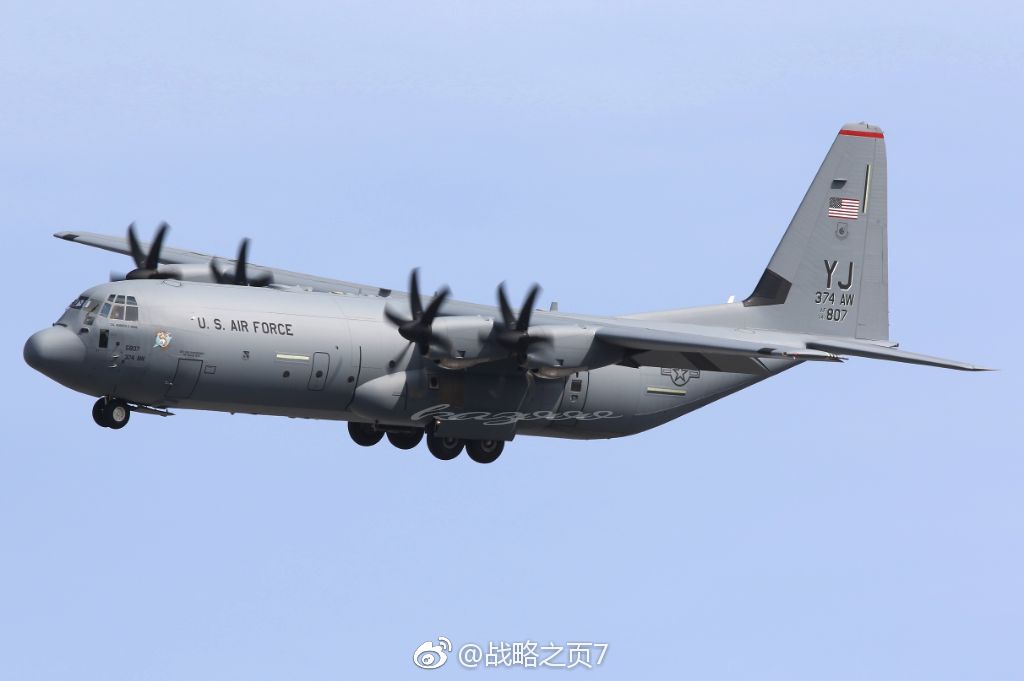 今天上午美空军第36空运中队8架c130j运输机从日本横田空军基地起飞