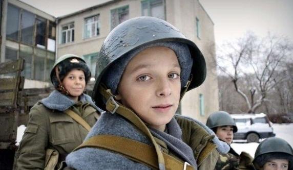 实拍俄罗斯儿童手举砍刀腰挎ak47肩扛防空导弹,不愧战斗民族