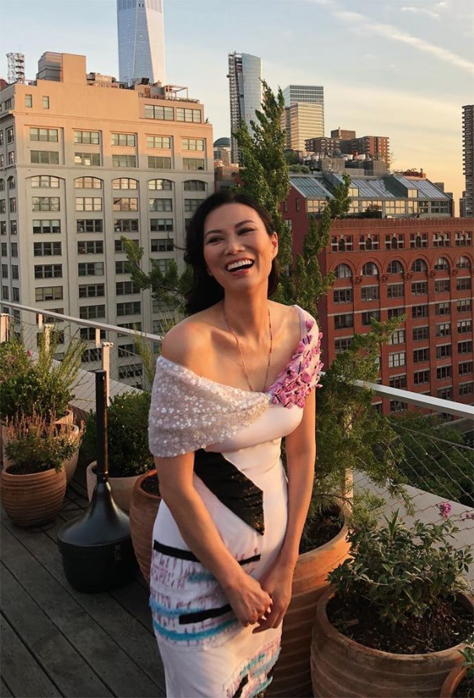 传奇女人邓文迪衣品突然跑偏,49岁还穿少女裙扮嫩,和脸太不配