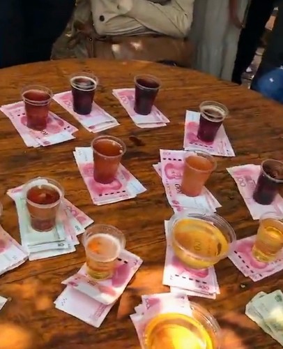 奇葩酒文化,喝酒拿人民币拿的手软,酒量大的人看了眼红!