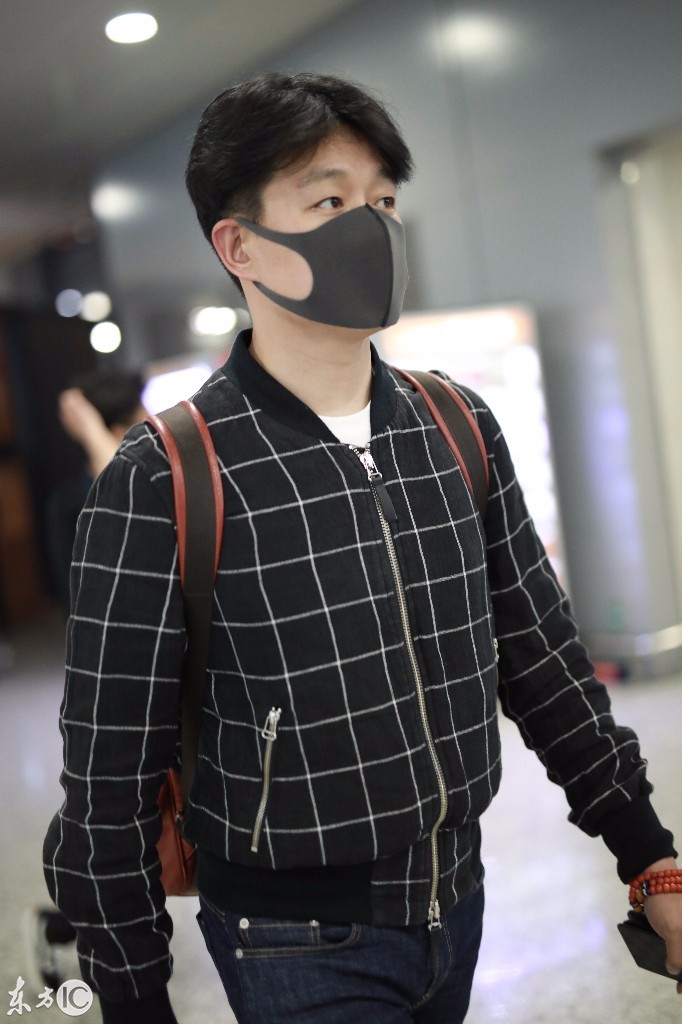 佟大为穿格子外套搭配牛仔裤现身机场戴着黑色口罩遮面难挡帅气