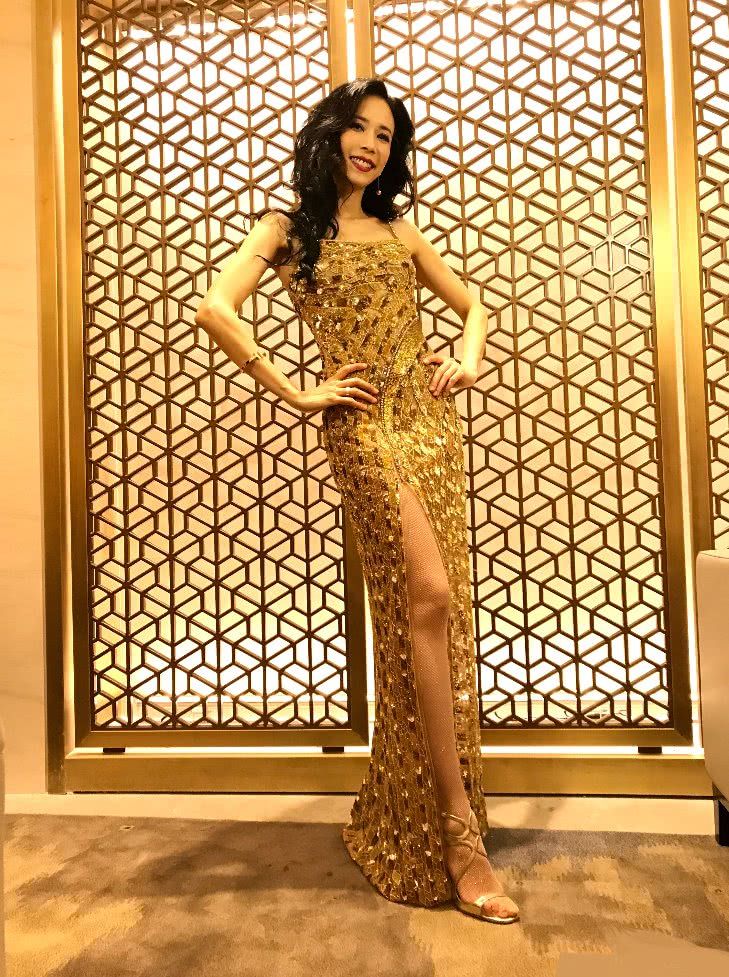 莫文蔚太绝了裙摆开叉那么大还站得那么开网友真是腿精啊