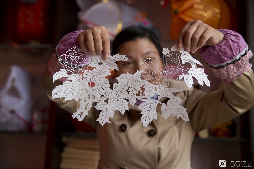 高手在民间,用纸剪出中国画