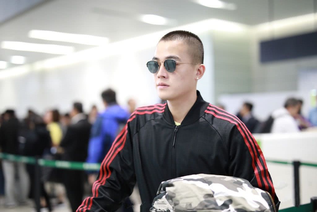 欧豪穿黑色运动套装现身 留板寸头墨镜遮面行走间气场十足