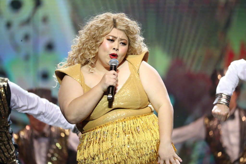 渡边直美现身双11狂欢夜,翻唱中文歌《舞娘》,流利中文感染全场