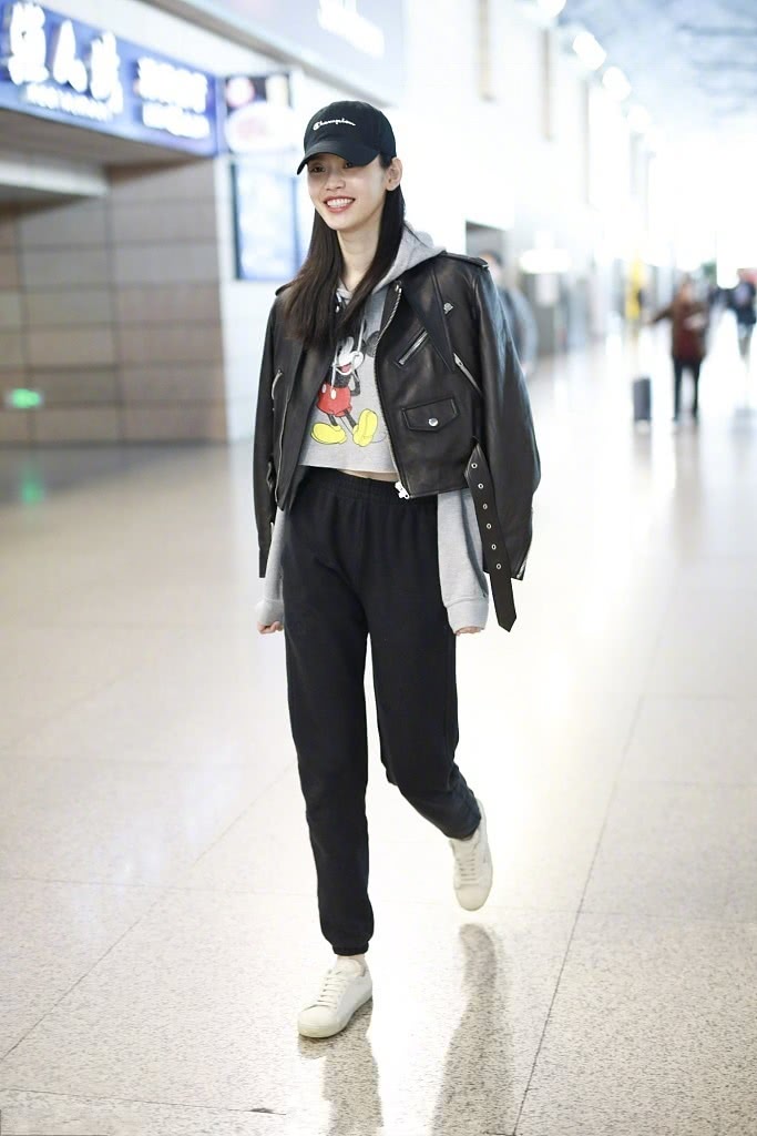 奚梦瑶真可爱!穿露脐卫衣现身机场,面对镜头还一脸娇羞去拉上衣