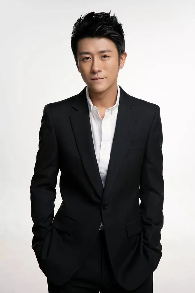 同演《花开半夏》,杨洋已成一线明星,而作为男主的他却无人问津