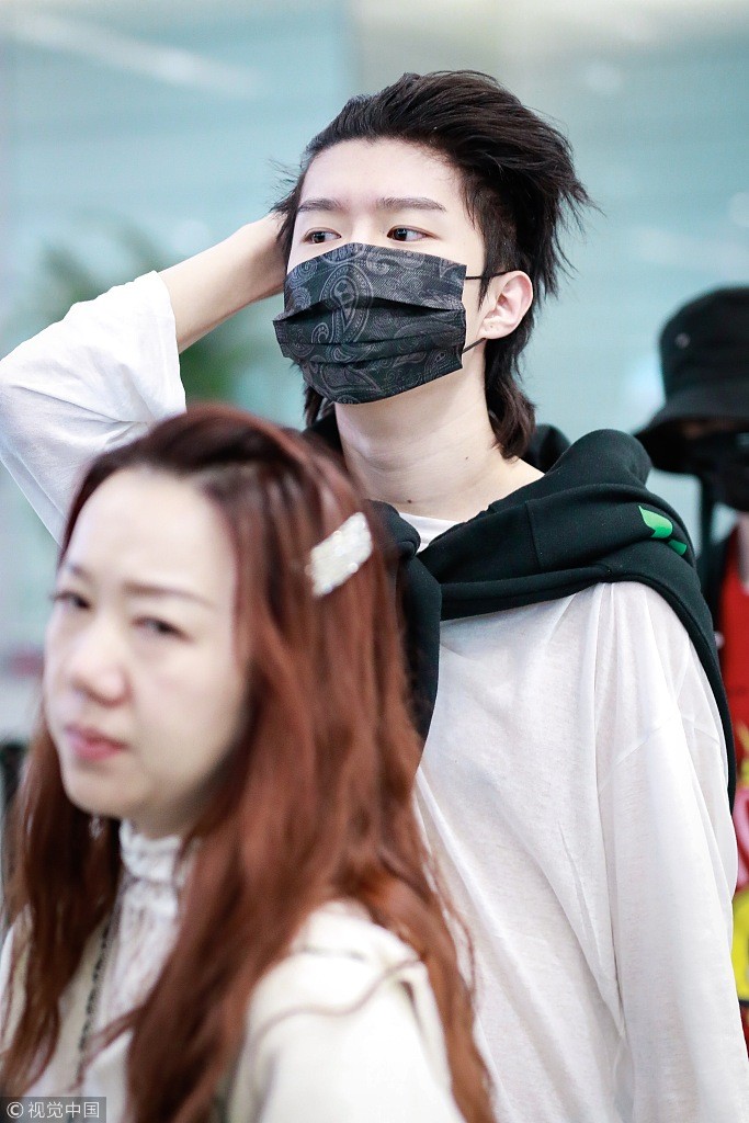 范丞丞卫衣斜跨胸前凹造型 不停撩发