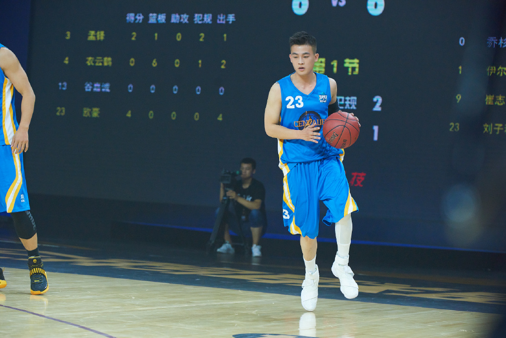 欧豪蓝色睡衣配大红包包,不及行李箱抢镜:不怕被看见不该看的?