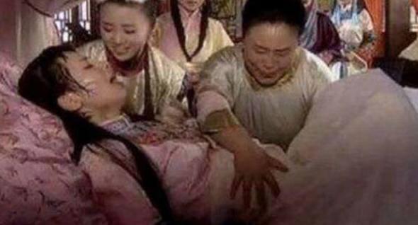 产婆对王后说:恭喜您生下嫡长子,王后:我讨厌他,随便起个名吧