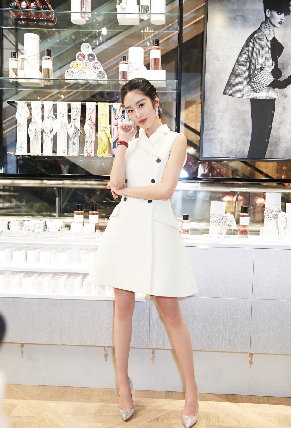 杨采钰惨了未p图照被自家工作室放出网友抹粉还没韩东君白