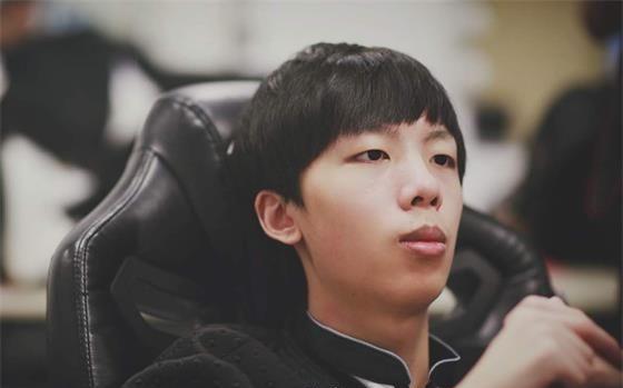 司马老贼从小就喜欢电竞游戏,跟我们大多数人学生时代一样,每周的通宵